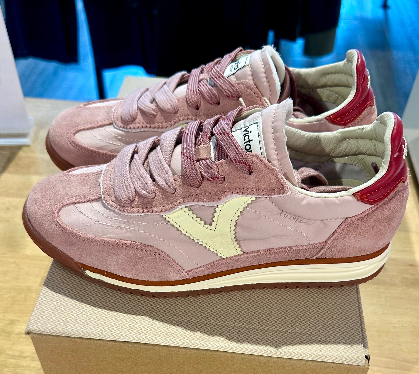 Victoria Saturn Sneaker